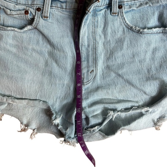 Abercrombie & Fitch The Mom Short High Rise Light Wash Distressed Raw Hem 28/6 - Picture 5 of 11